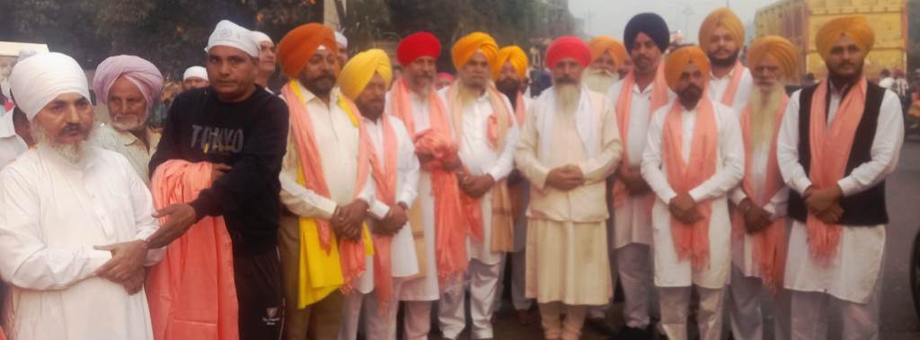 The Nagar Kirtan dedicated to the Milap Diwas of Satguru Ravidas Ji and Sri Guru Nanak Dev Ji was warmly welcomed under the leadership of Sant Sarwan Das and Sant Satwinder Hira